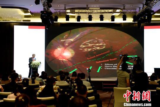 與會(huì)專家與嘉賓在分享眼科精準(zhǔn)醫(yī)療技術(shù)?！￡愇?攝